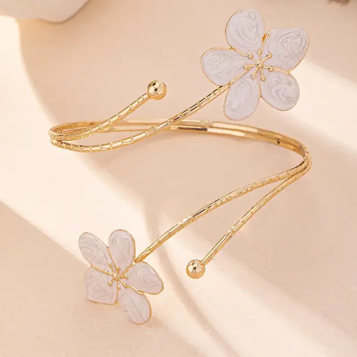 A high-end enamel flower bracelet that's a best-selling cross-border e-commerce item. A high-end enamel flower bracelet that's a best-selling cross-border e-commerce item.
