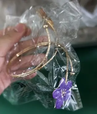 A high-end enamel flower bracelet that's a best-selling cross-border e-commerce item. A high-end enamel flower bracelet that's a best-selling cross-border e-commerce item.