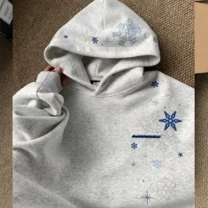 Fleece-Lined Embroidered Men’s Pullover Hoodie for Warmth