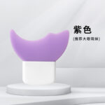 Eyeliner and eyelash extension aid with crescent-shaped baffle – a multi-functional makeup tool for beginners to apply eye makeup, including under-eye bags and eyeshadow.