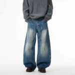 Banana-Shaped Deconstructed Curved Blade Jeans with 3 D Cut