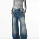 Banana-Shaped Deconstructed Curved Blade Jeans with 3 D Cut