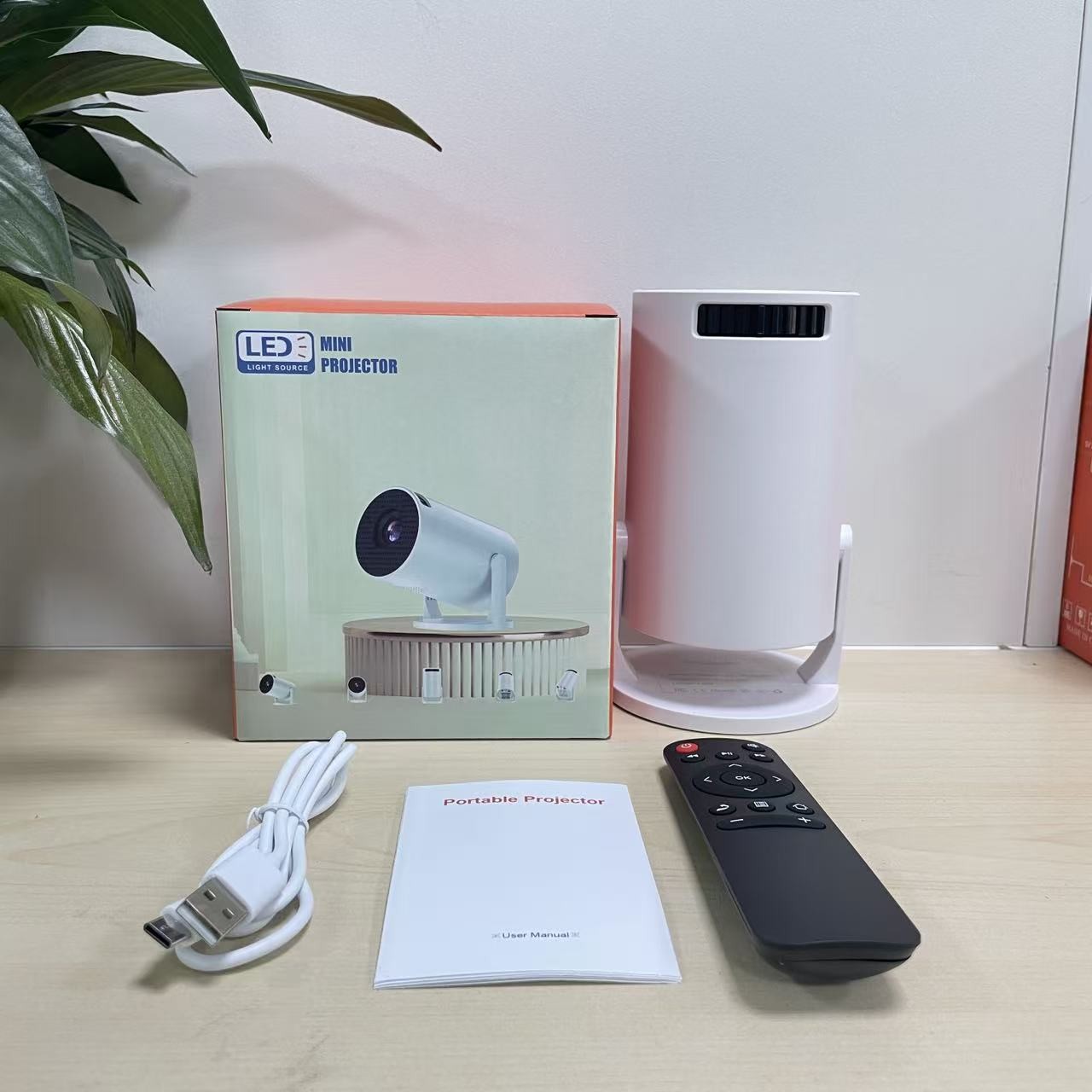 HY300/HY300pro projector, smart Android 4K home wireless portable screen projection 13720P. HY300/HY300pro projector, smart Android 4K home wireless portable screen projection 13720P.