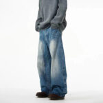 Banana-Shaped Deconstructed Curved Blade Jeans with 3 D Cut
