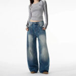Banana-Shaped Deconstructed Curved Blade Jeans with 3 D Cut
