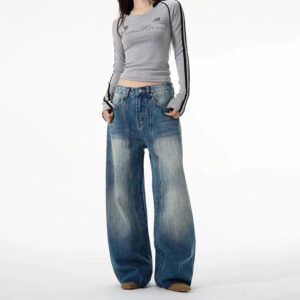 Banana-Shaped Deconstructed Curved Blade Jeans with 3 D Cut