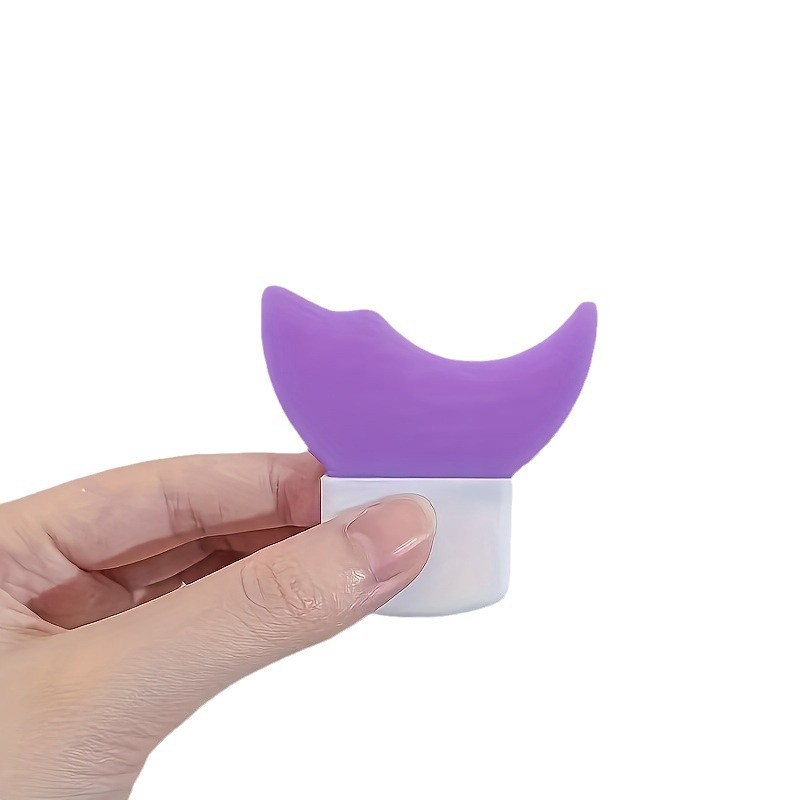 Eyeliner and eyelash extension aid with crescent-shaped baffle – a multi-functional makeup tool for beginners to apply eye makeup, including under-eye bags and eyeshadow.