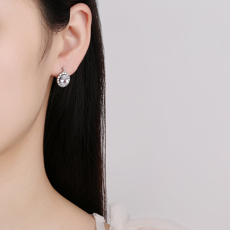 Light-Luxury Ear Clips in Platinum or 18 K Gold Finish Light-Luxury Ear Clips in Platinum or 18 K Gold Finish