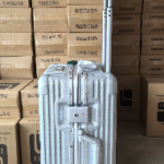c17346c48faa4011bf5315767339f696.png Factory wholesale 20-inch front-opening aluminum frame trolley case, stylish student carry-on suitcase with combination lock, gift set.