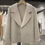 01f3ab34-ee47-4ab0-b5f4-0e2a5c774231.webp Elegant Women’s Wool Coat with Button Detail and 3 D Pattern