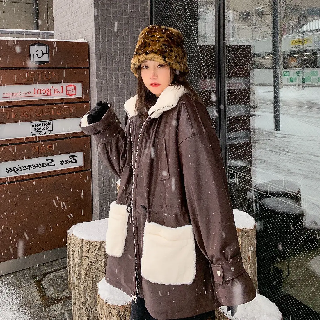 Waist-Flattering PU Leather Coat Jacket with Fur Collar Waist-Flattering PU Leather Coat Jacket with Fur Collar