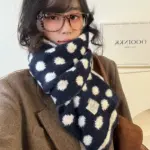 15373819-5ad4-40ca-b72d-819dc323cf9d.webp Polka-Dot Scarf for Women with Contrast Wrap Style