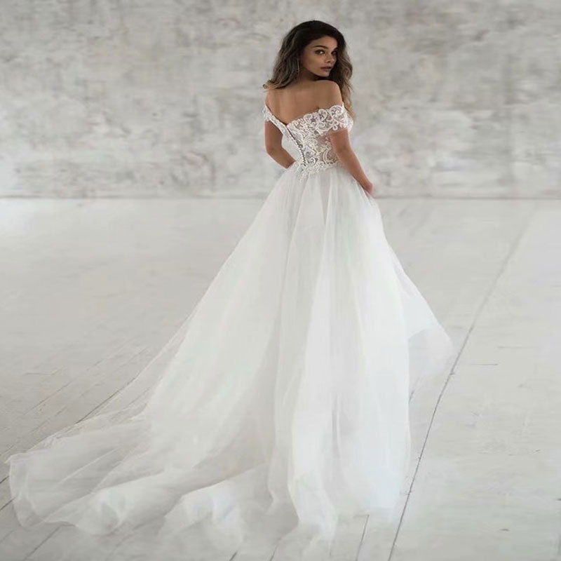 Lightweight Lace Wedding Dress with Thin Elegant Design