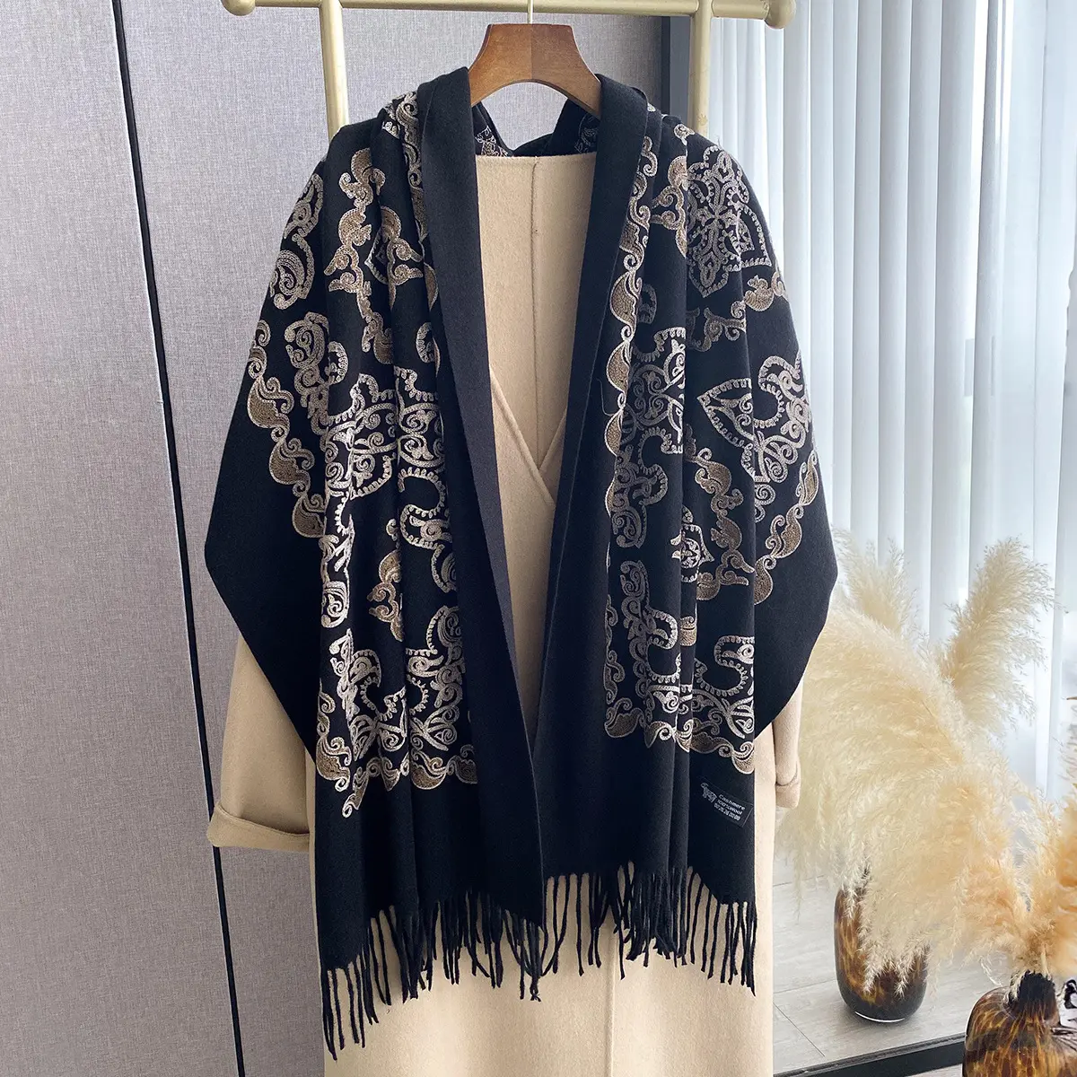 Warmth-Keeping Women’s Jacquard Embroidered Tassel Shawl