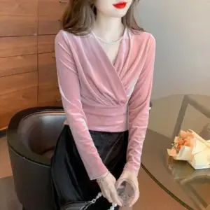 Flattering Slim-Fit V-Neck Cropped Puff Sleeve Top