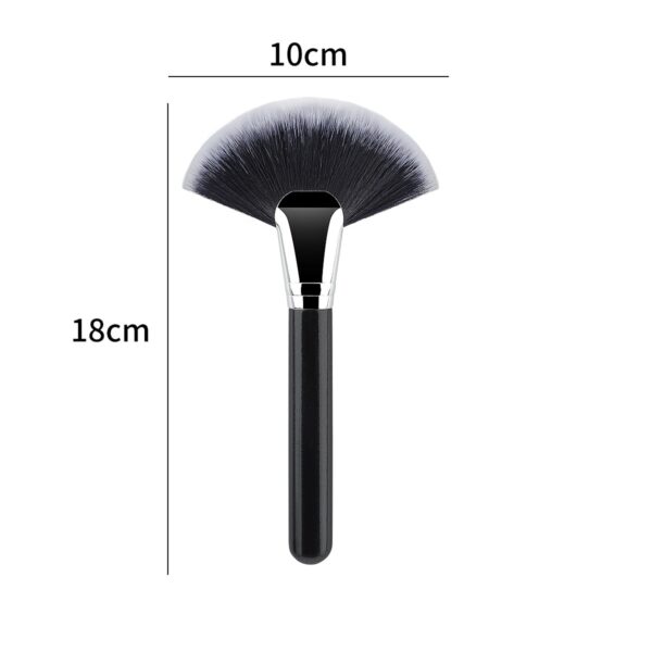 Evenly Diffused Highlight Fan Brush with Wooden Handle Evenly Diffused Highlight Fan Brush with Wooden Handle