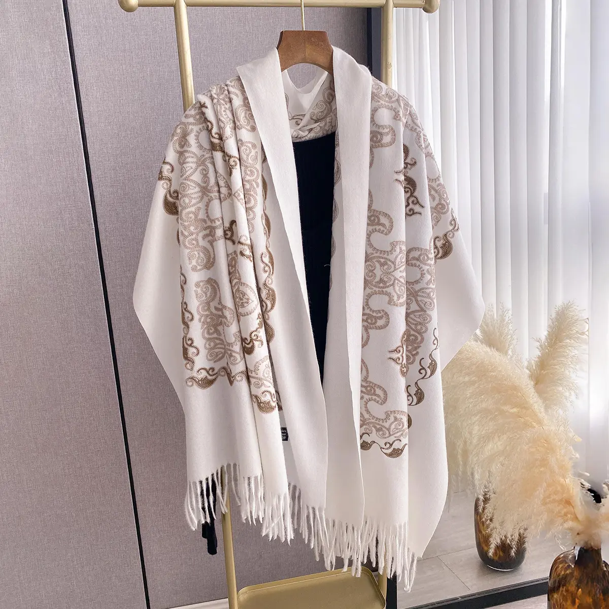 Warmth-Keeping Women’s Jacquard Embroidered Tassel Shawl