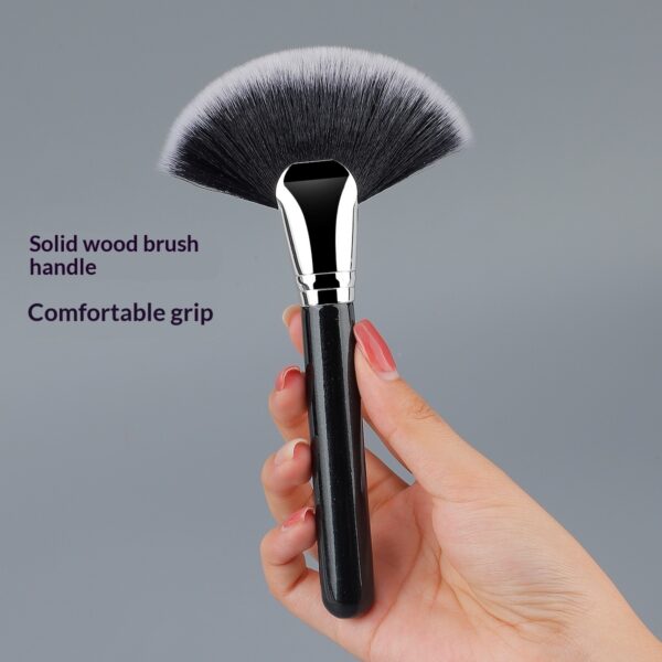 Evenly Diffused Highlight Fan Brush with Wooden Handle Evenly Diffused Highlight Fan Brush with Wooden Handle