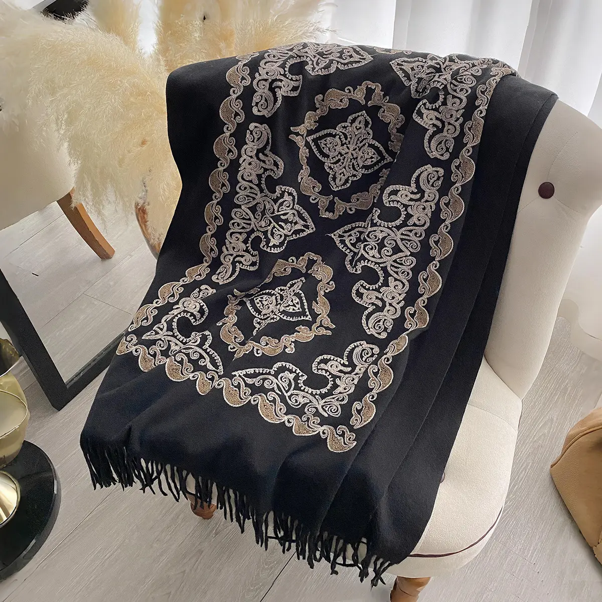 Warmth-Keeping Women’s Jacquard Embroidered Tassel Shawl