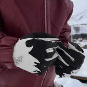 Crocodile-Grain Sheepskin Winter Gloves with Flame-Contrast