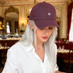 Solid-color Embroidered Letter'H'Baseball Cap With Adjustable Size To Make The Head Appear Smaller, Suitable For Various Occasions Such As Daily Shopping, Commuting And Leisure Activities.