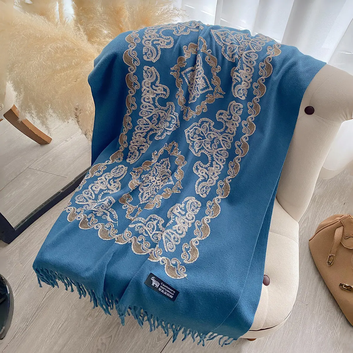 Warmth-Keeping Women’s Jacquard Embroidered Tassel Shawl