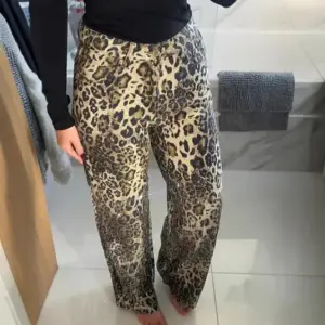 High-Waist Wide-Leg Leopard Jeans with Rhinestone Details