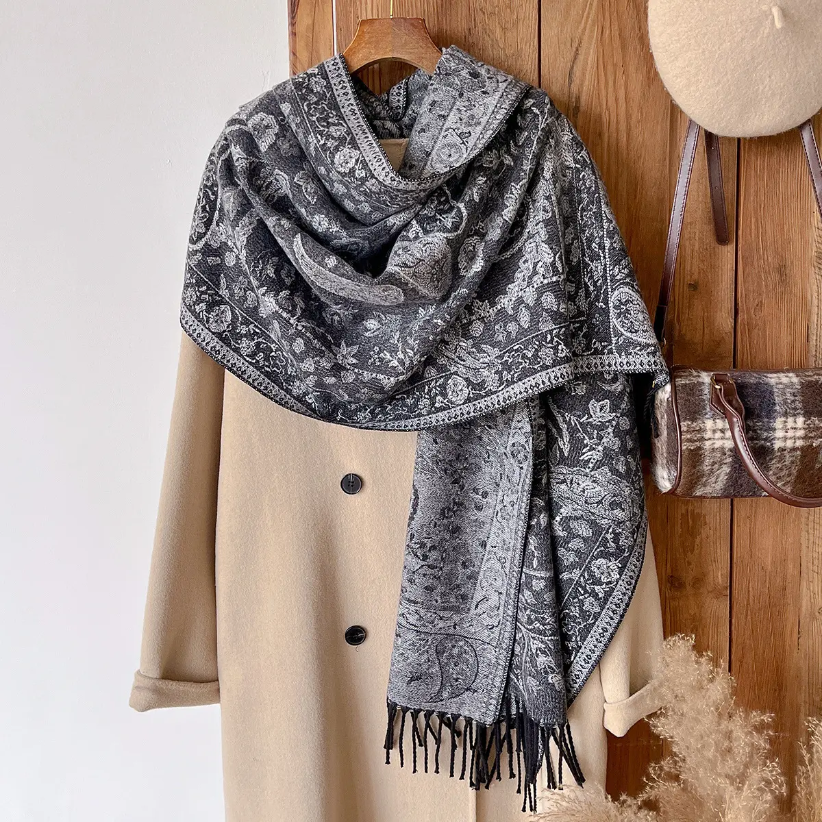 Self-Heating Thickened Tassel Neck Warmer Cloak for Winter Self-Heating Thickened Tassel Neck Warmer Cloak for Winter