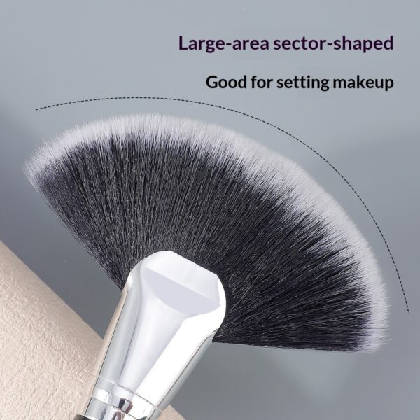 Evenly Diffused Highlight Fan Brush with Wooden Handle Evenly Diffused Highlight Fan Brush with Wooden Handle